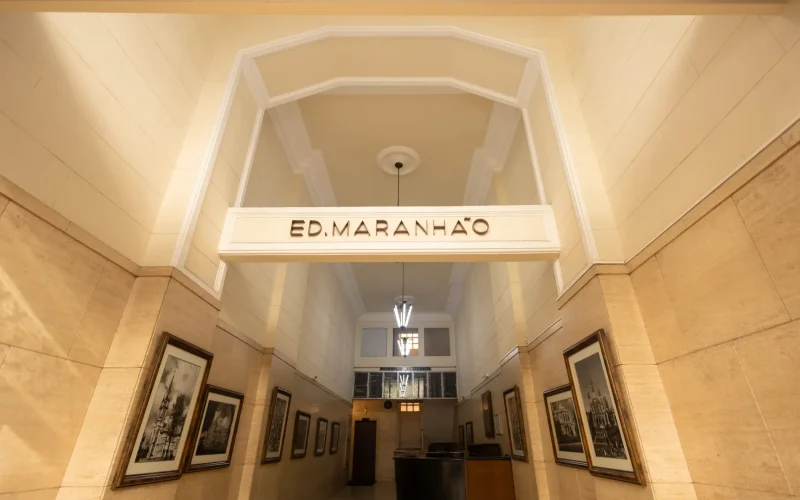 Hall com pé-direito duplo