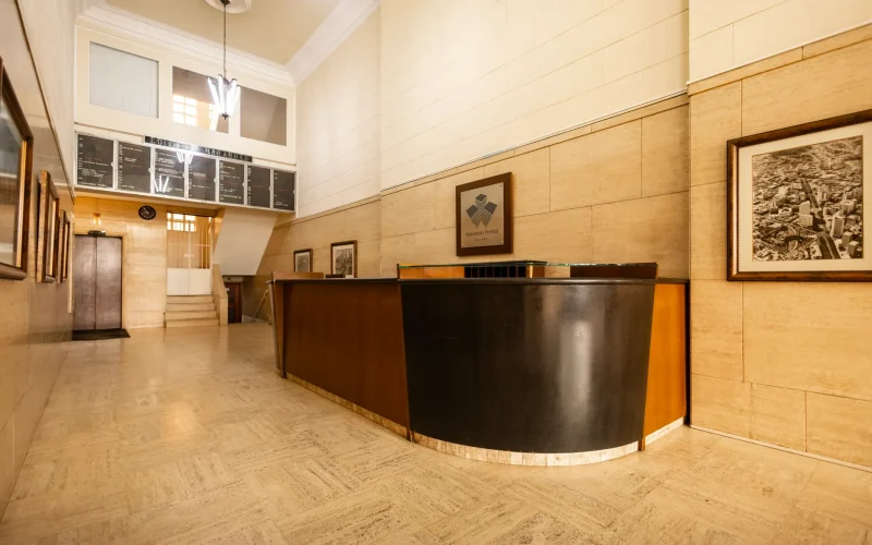 Hall com pé-direito duplo