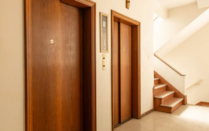 Elevador original com cabine em madeira